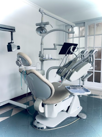 Consultorio del Dr. Bazerque, sillón y equipamiento odontológico
